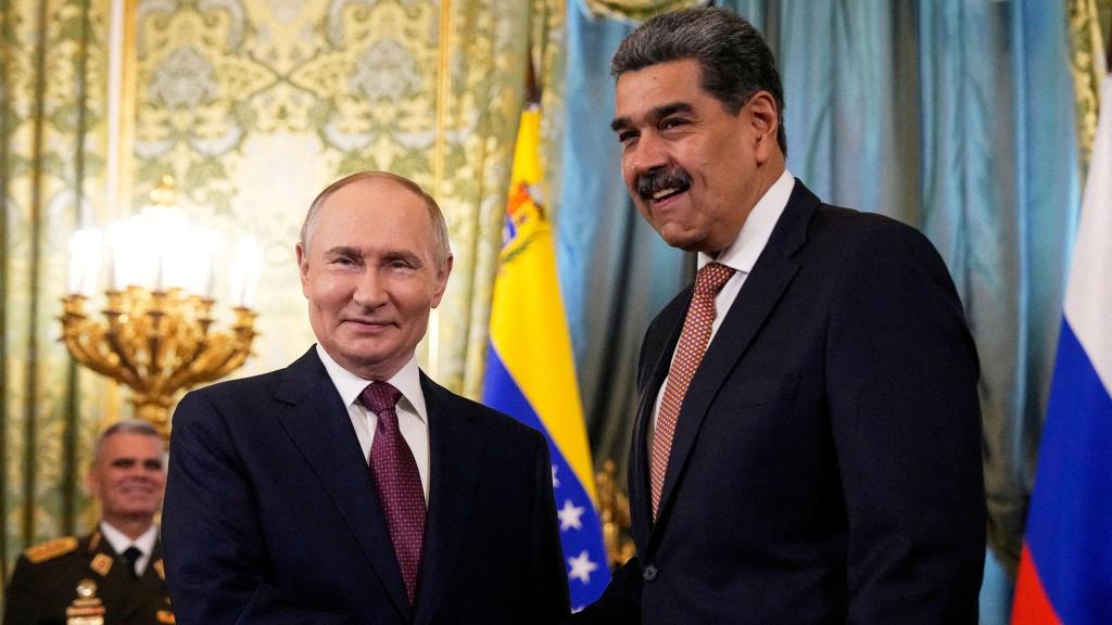 El presidente ruso, Vladimir Putin, estrecha la mano de su homólogo venezolano, Nicolás Maduro, durante una reunión en el Kremlin en Moscú, Rusia, el 7 de mayo de 2025.