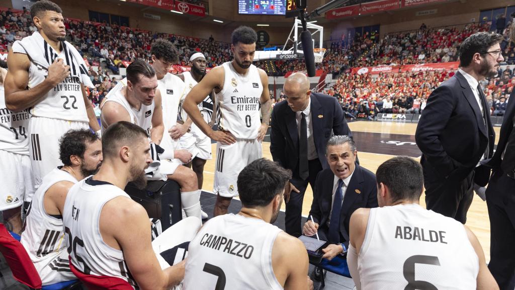 Scariolo da instrucciones a sus jugadores durante el partido contra el UCAM Murcia.