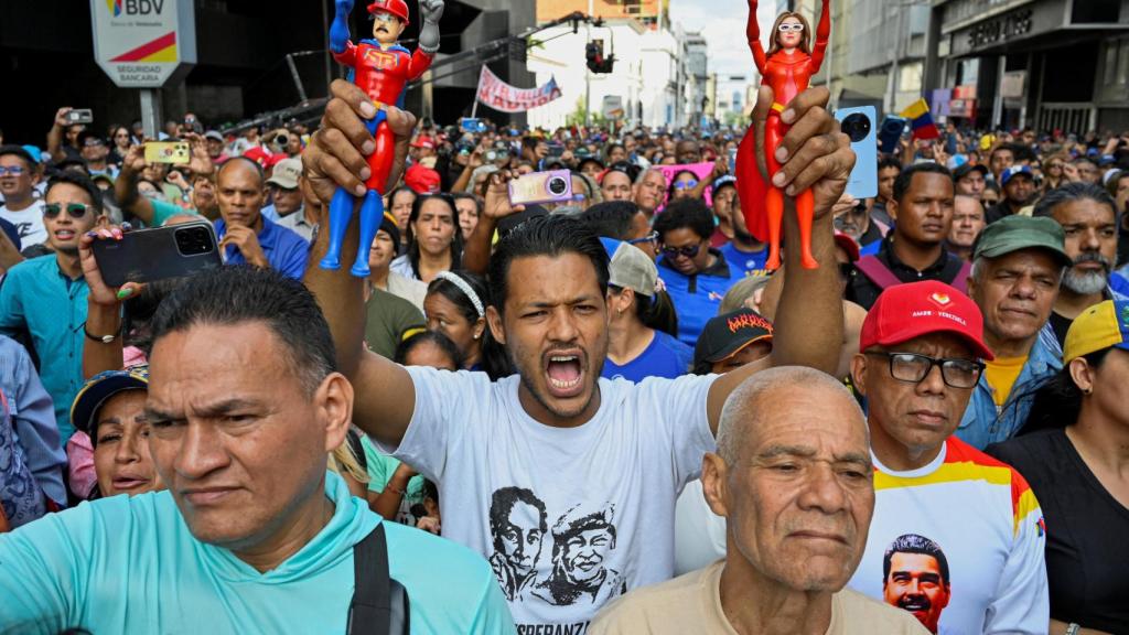 Manifestantes frente a la Asamblea Nacional