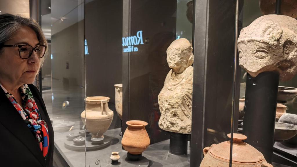 Laura Hernández, ante una de las vitrinas del Museo de Villena.