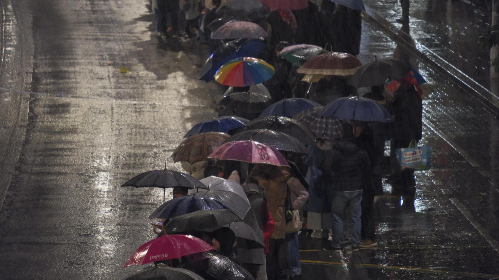 La lluvia y las obras de los Cantones en A Coruña retrasan la llegada de los Reyes a María Pita