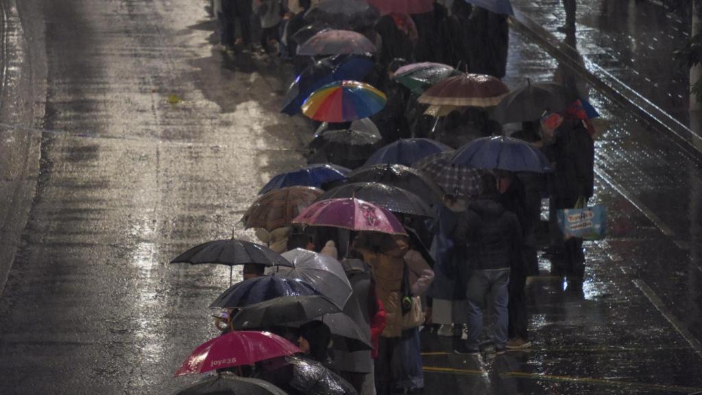 La lluvia y las obras de los Cantones en A Coruña retrasan la llegada de los Reyes a María Pita