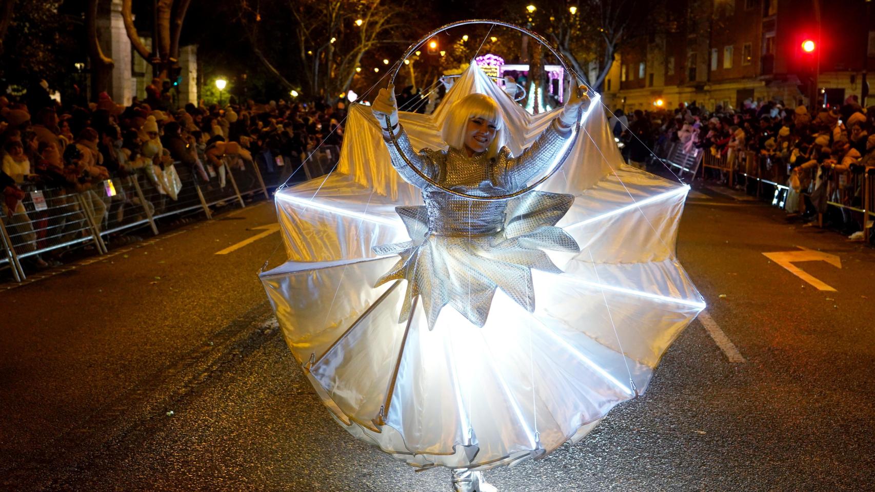 Los Reyes Magos y su comitiva han llenado las calles de Valladolid de luz y de color