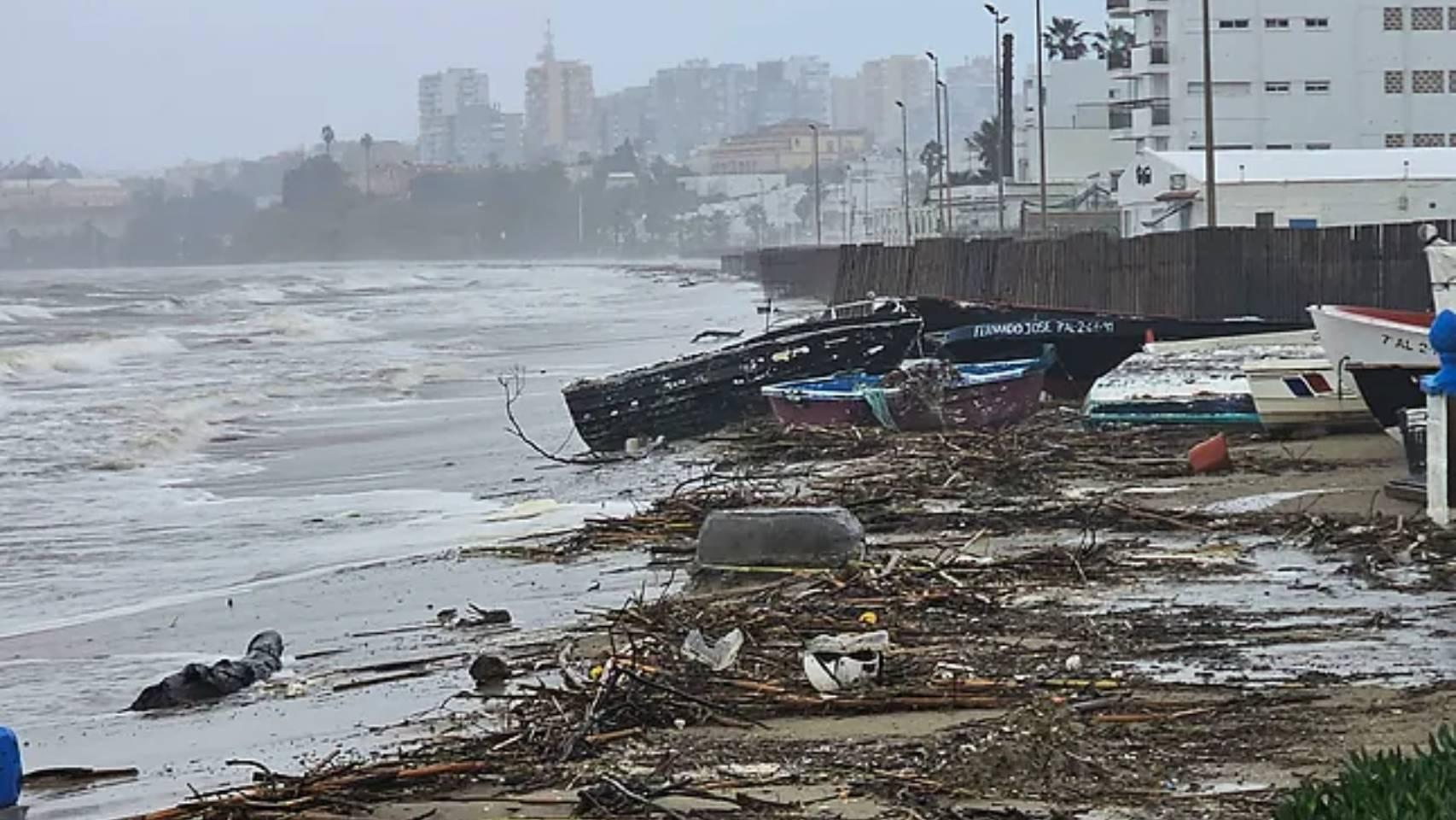 Imagen de la playa del Rinconcillo en Algeciras (Cádiz) tras las lluvias que ha dejado la borrasca Francis.