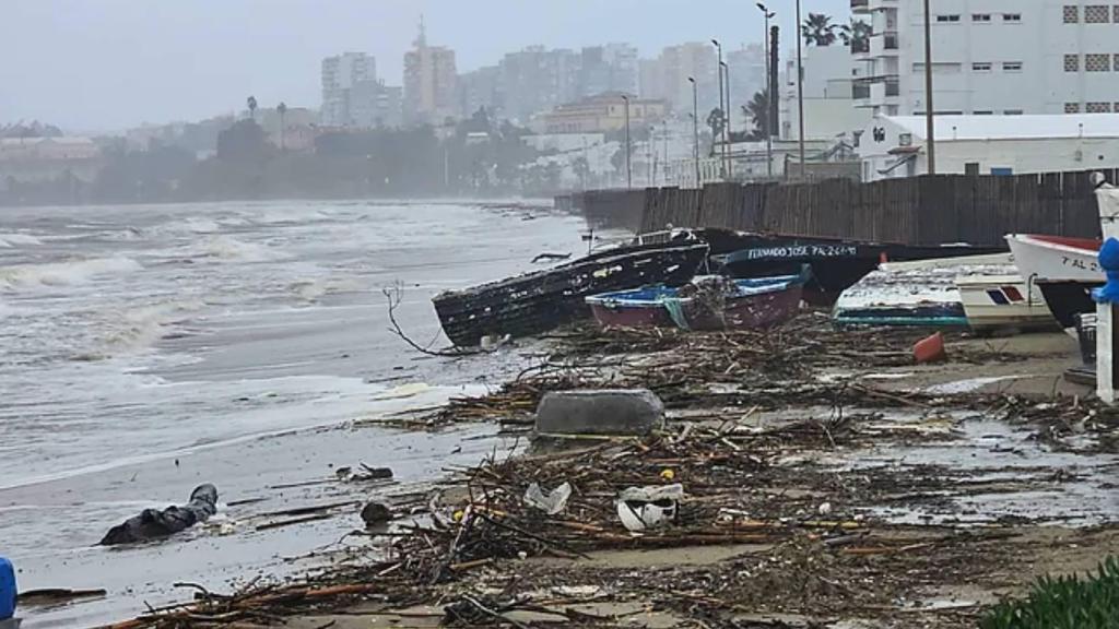 Imagen de la playa del Rinconcillo en Algeciras (Cádiz) tras las lluvias que ha dejado la borrasca Francis.