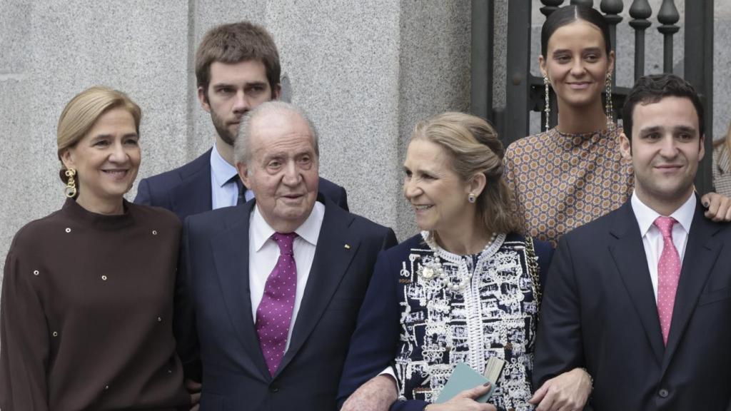 Juan Carlos I con sus hijas y tres de sus nietos en la boda de Martínez-Almeida.