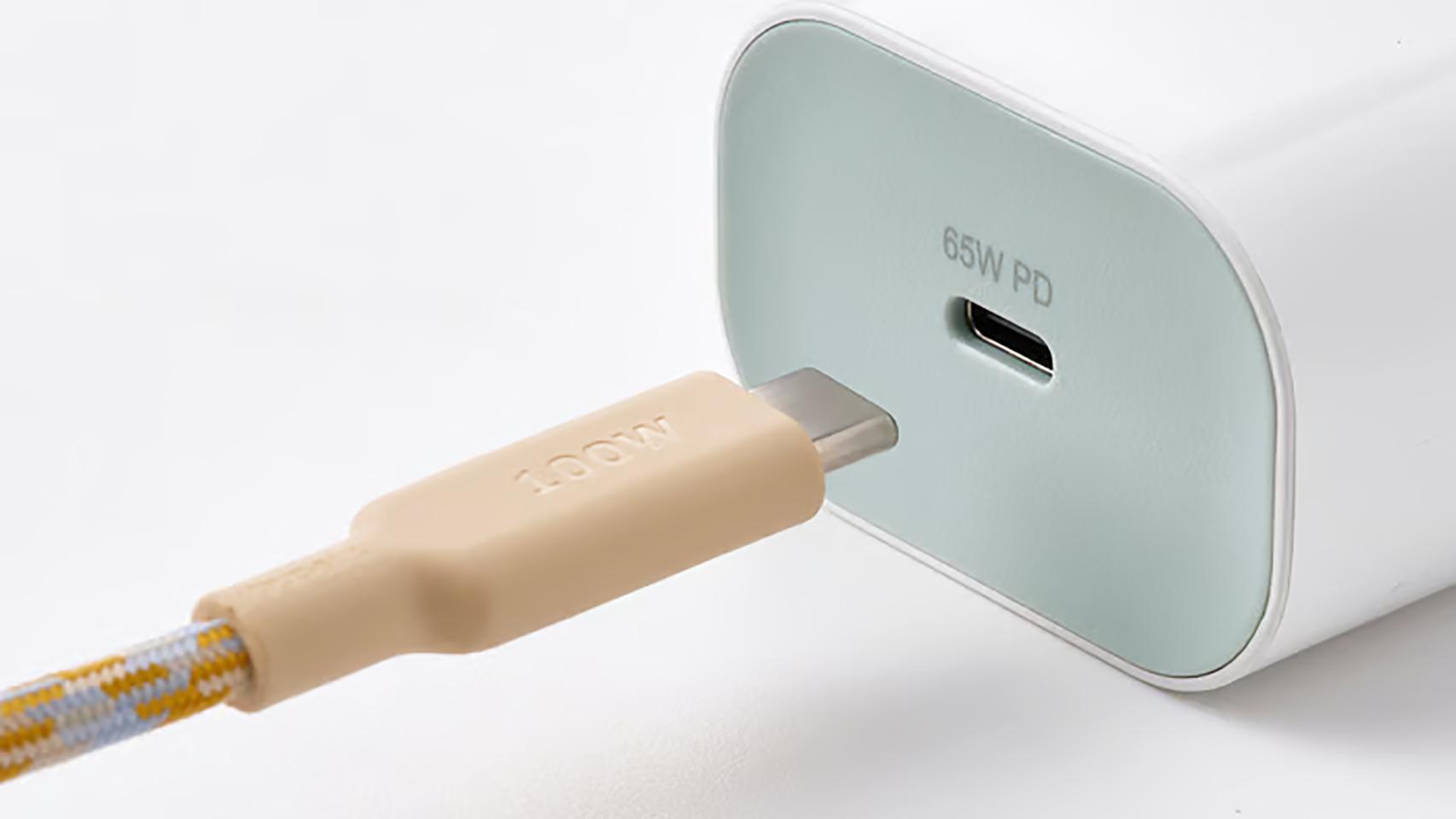 El cargador SJÖSS de 65 W de IKEA