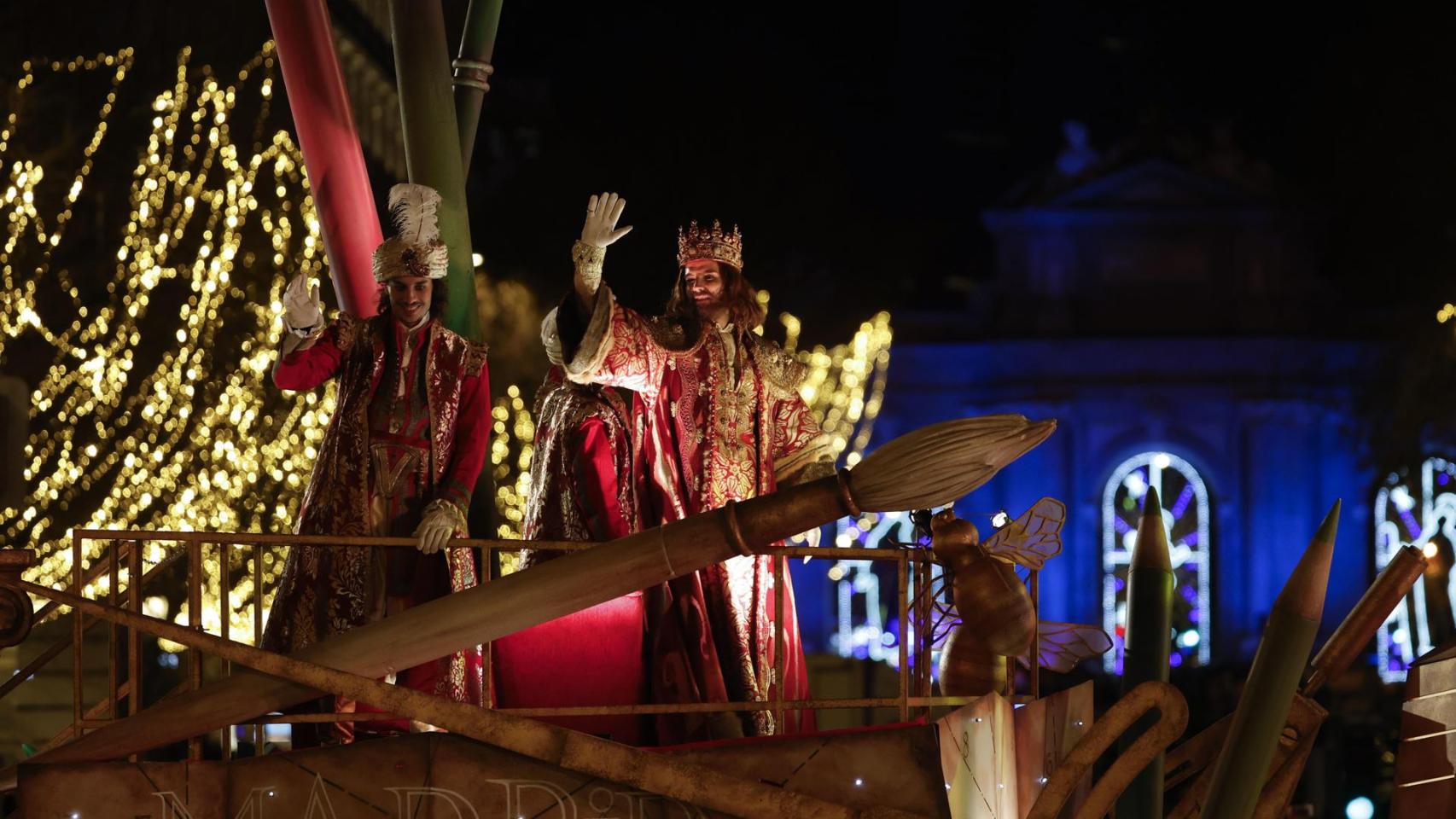 El rey Gaspar saluda a los niños durante la tradicional Cabalgata de Reyes de Madrid que, bajo el lema 'El saber compartido', discurre este lunes entre la Plaza de San Juan de la Cruz y la Plaza de Cibeles.