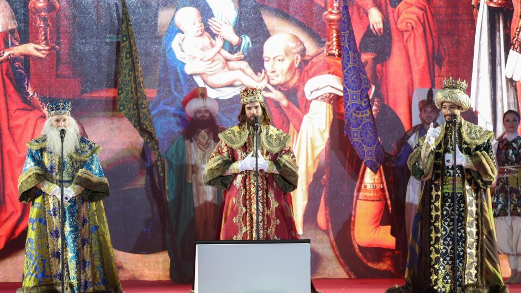 El Rey Gaspar interviene durante la cabalgata de los Reyes Magos, a 5 de enero de 2025, en Madrid (España).