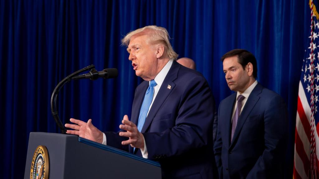 Donald Trump comparece junto a Marco Rubio.