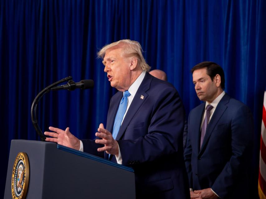 Donald Trump comparece junto a Marco Rubio.
