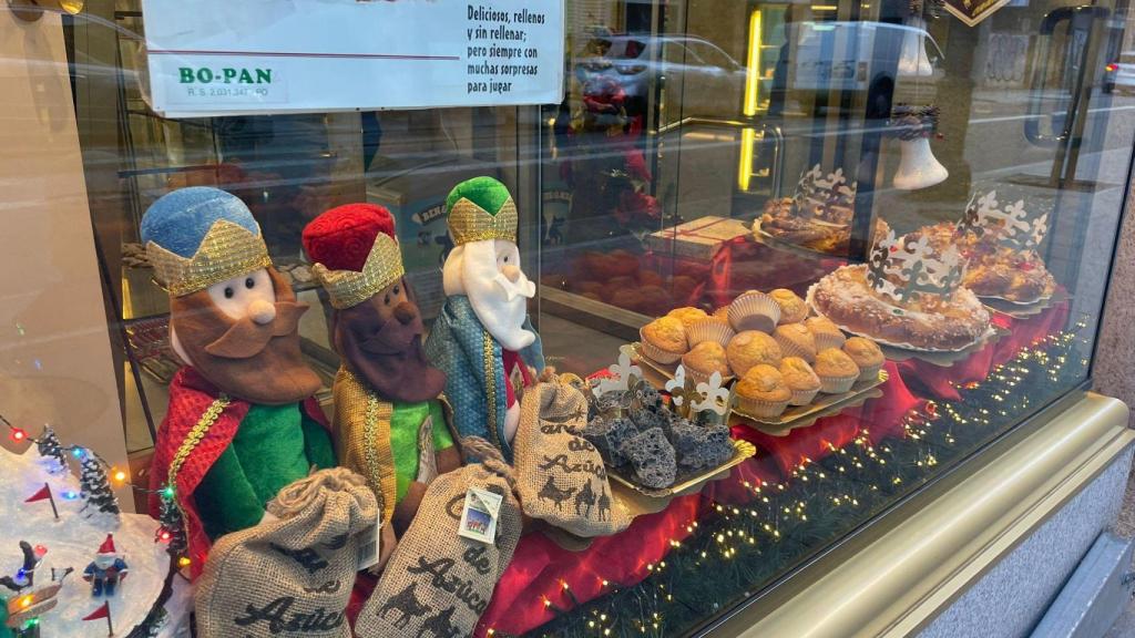 Un escaparate de Reyes en una panadería de Vigo, a 5 de enero de 2026.