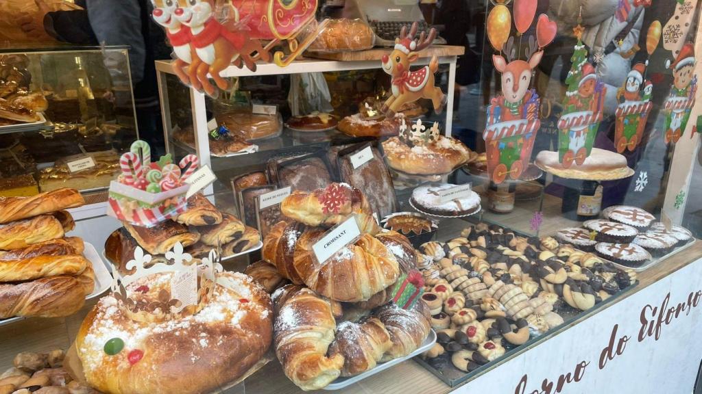 Escaparate de roscones de Reyes en Vigo, a 5 de enero de 2026.