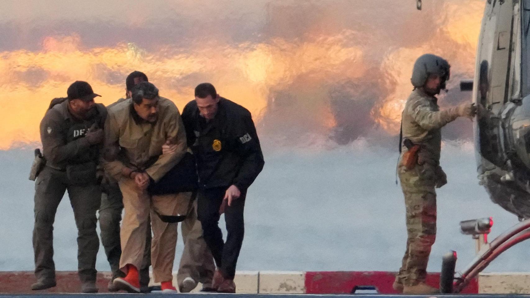 Nicolás Maduro escoltado por agentes de EEUU a su llegada al helipuerto de Manhattan para ser juzgado en Nueva York.