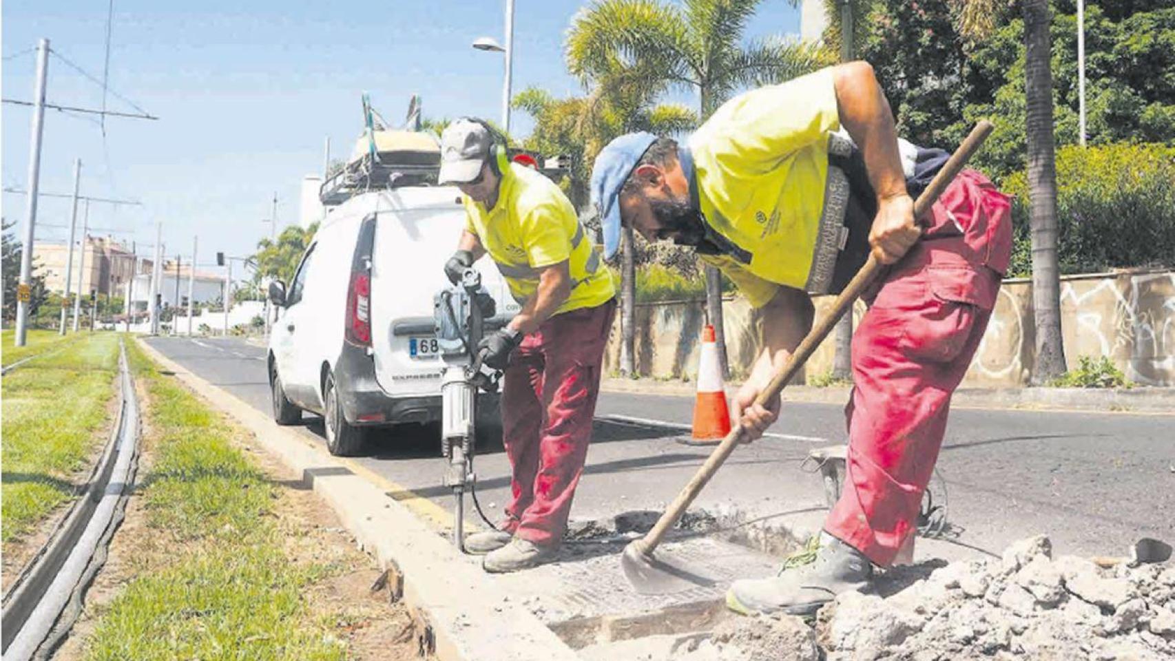 Dos trabajadores.
