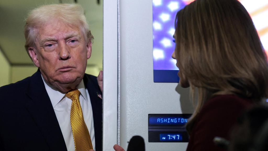El presidente de Estados Unidos, Donald Trump, escucha la pregunta de un periodista a bordo del Air Force One en ruta desde Florida a la Base Conjunta Andrews, Maryland, EE. UU., el 4 de enero de 2026