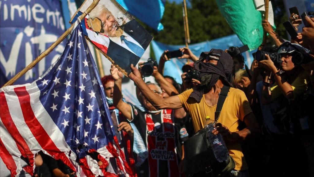Un manifestante sostiene una imagen quemada del presidente de Estados Unidos, Donald Trump, durante una protesta tras el ataque estadounidense a Venezuela, en Buenos Aires, Argentina, el 5 de enero de 2026