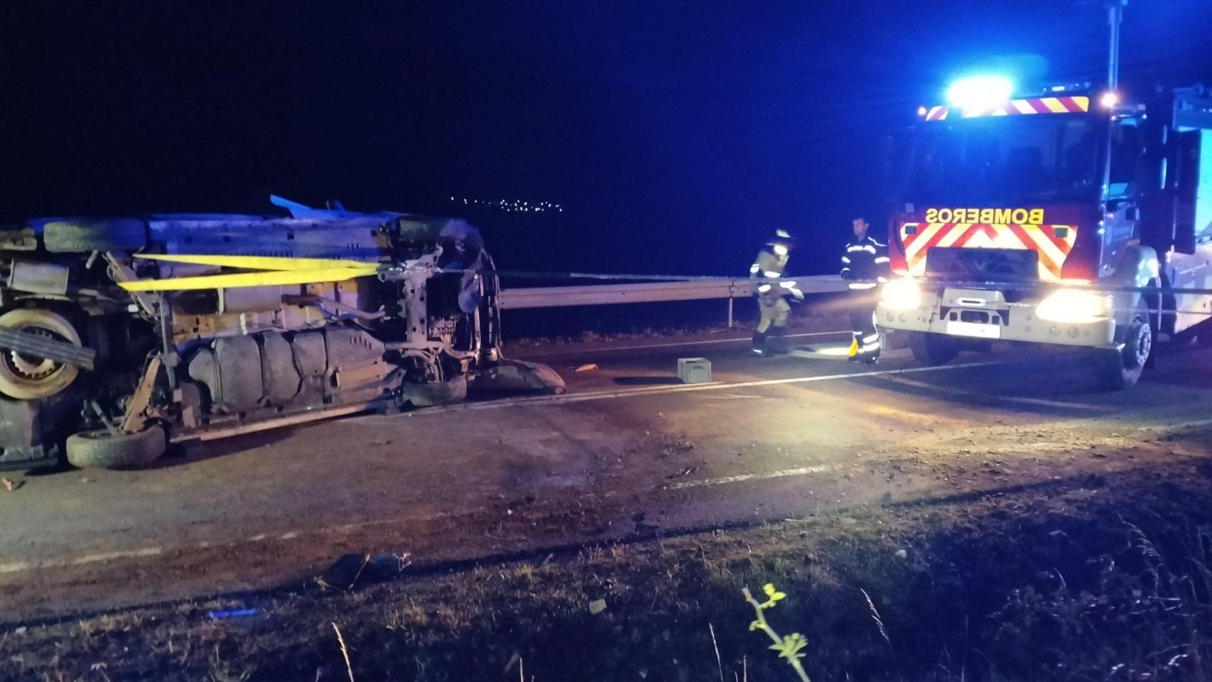Fotografía de archivo de una intervención de los Bomberos de Ávila en un accidente con vuelco