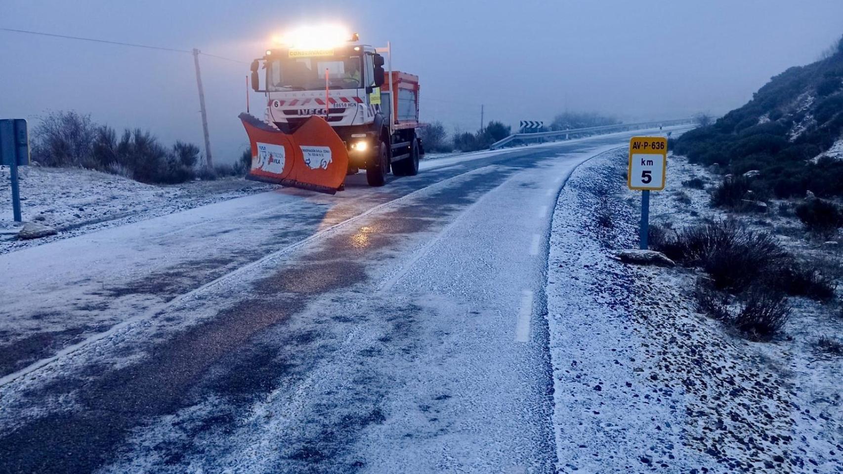 La nieve complica la circulación en León, Palencia, Burgos, Ávila y Salamanca