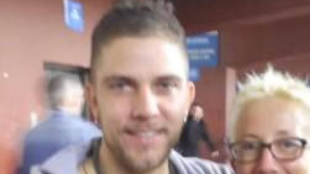 El fallecido Diego Bello con su madre Pilar Lafuente.