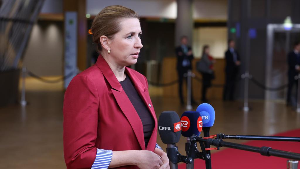 La primera ministra de Dinamarca, Mette Frederiksen, durante una rueda de prensa en Bruselas
