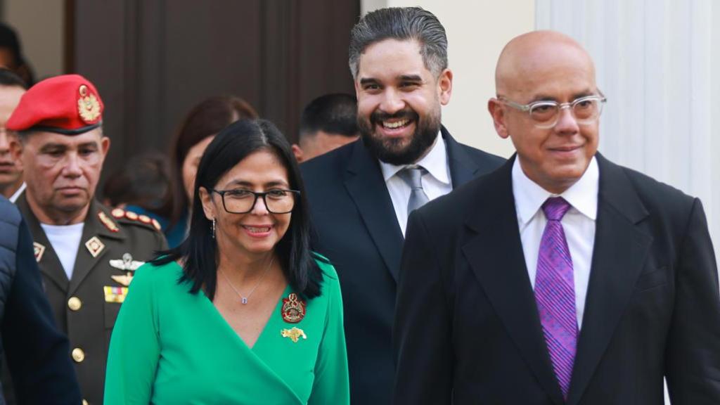 Los hermanos Delcy y Jorge Rodríguez el pasado 5 de enero, durante la ceremonia de investidura de la primera como nueva presidenta de Venezuela.