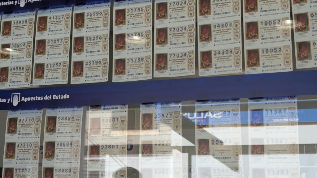 Una administración de lotería con los décimos de lotería en una imagen de archivo.