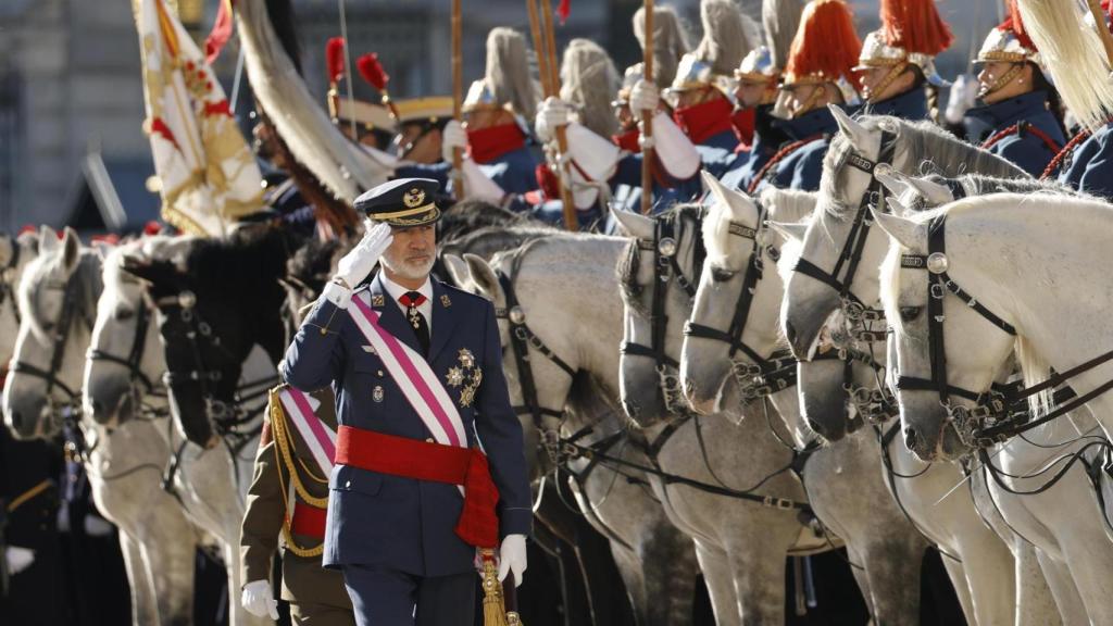 El rey Felipe VI pasa revista en la plaza de la Armería del Palacio Real en Madrid al inicio de la ceremonia de la Pascua Militar.