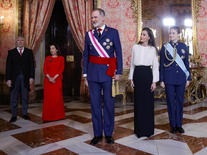 Felipe VI, Letizia y la princesa Leonor con los ministros del Interior y de Defensa al fondo.