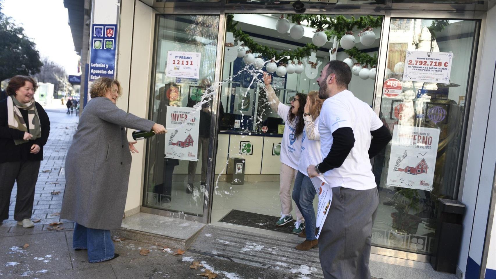 Agraciados con el ‘Primer Premio’ del Sorteo Extraordinario de El Niño 2026 correspondiente al número 06703, celebran su suerte.