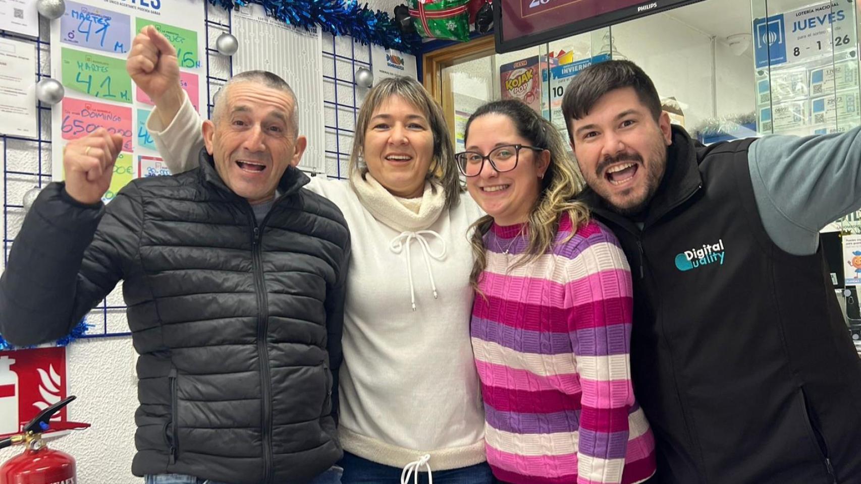 Javier, Amparo, Alba y Adrián de la administración de lotería de As Pontes La Bombonería, que vendió el primer premio del Sorteo de El Niño 2026.