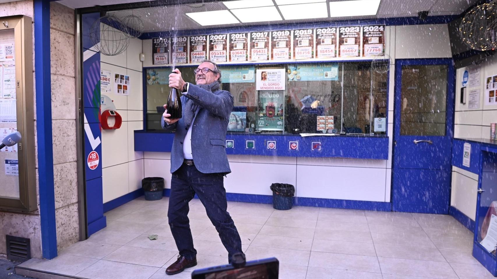 Alejandro Aznar de Lotería del Rosario en Zaragoza, administración de lotería que ha vendido el primer premio (06703) de la Lotería del Niño 2026.