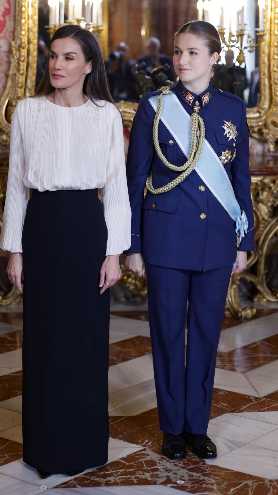 El look bicolor de la reina Letizia, que posa junto a la princesa de Asturias.