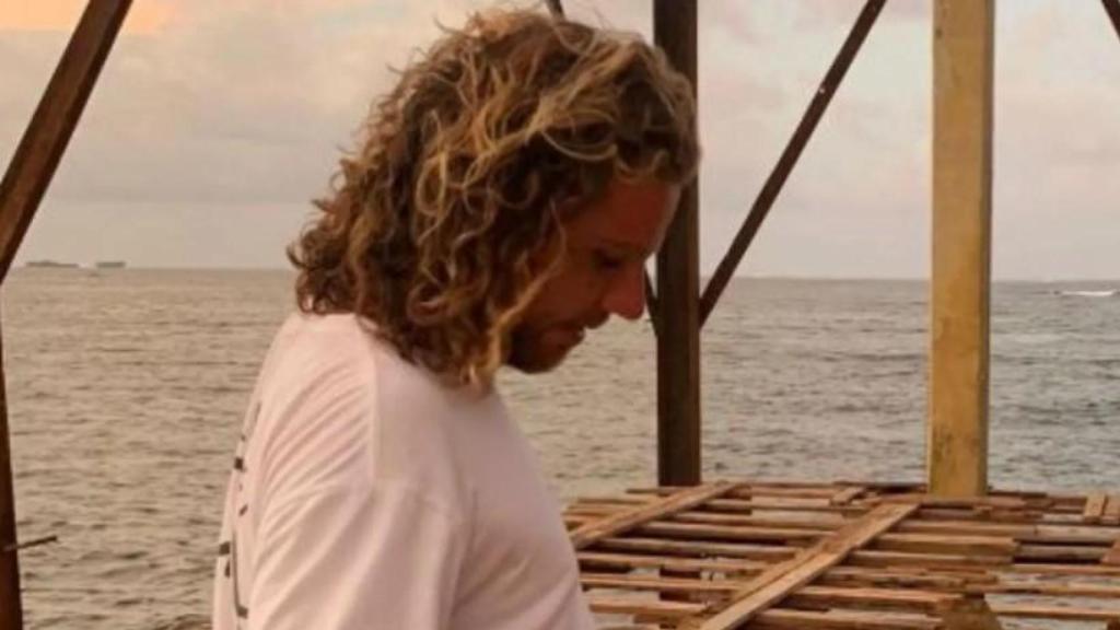 Diego, paseando por una espectacular playa de Filipinas.