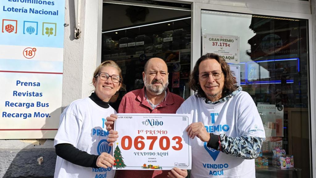 Paula, Santiago y Víctor celebran haber repartido uno de los décimos del primer premio de El Niño.