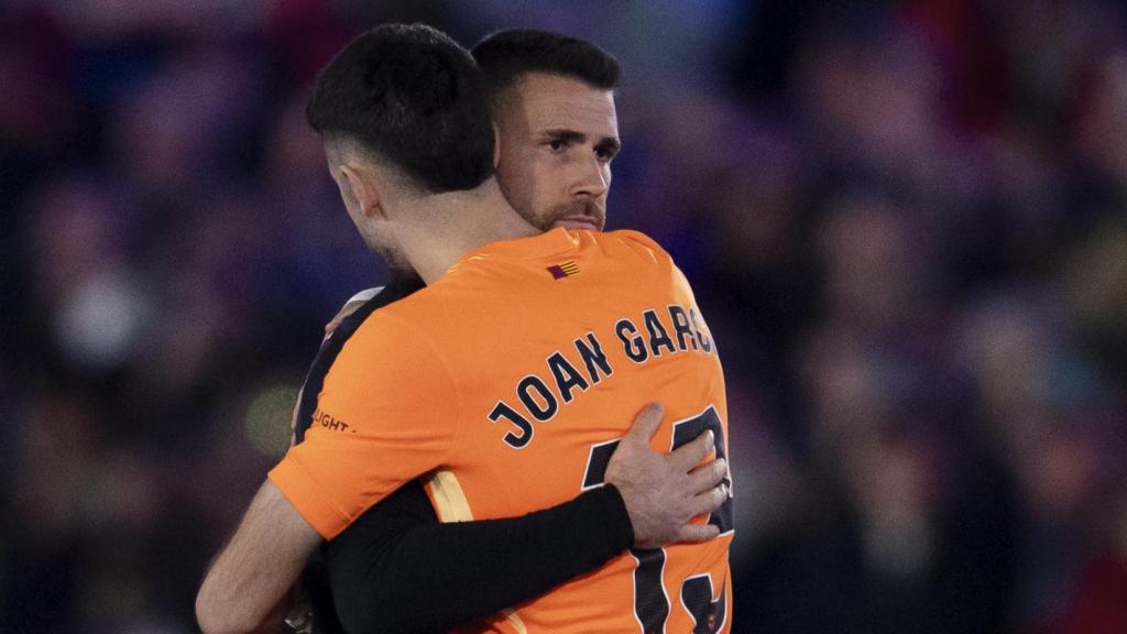 Unai Simón y Joan García tras el último duelo entre el Athletic y el FC Barcelona