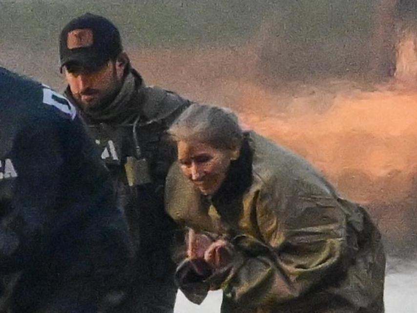 El presidente de Venezuela, Nicolás Maduro, y su esposa, Cilia Flores, llegan al helipuerto de Wall Street este lunes, para ser traslados al tribunal federal en Nueva York.