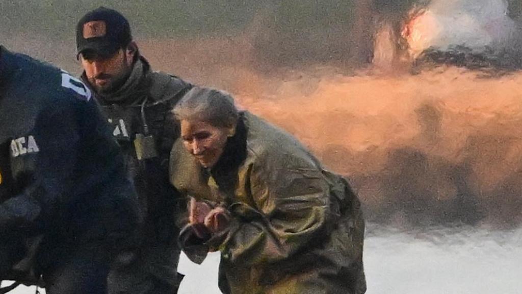 El presidente de Venezuela, Nicolás Maduro (2-i) y su esposa, Cilia Flores (d), llegan al helipuerto de Wall Street este lunes, para ser traslados al tribunal federal en Nueva York.