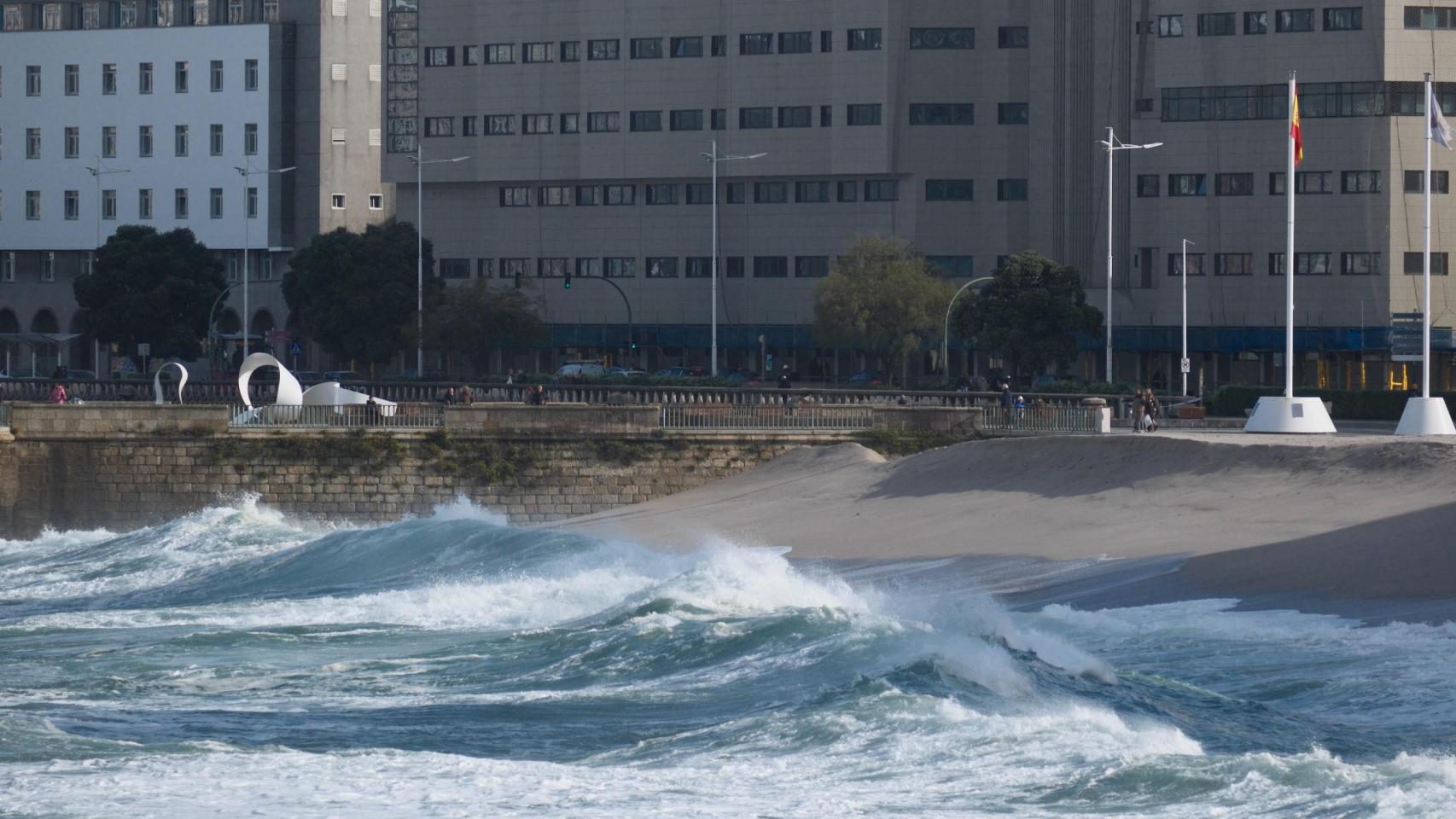 Día de oleaje en A Coruña.