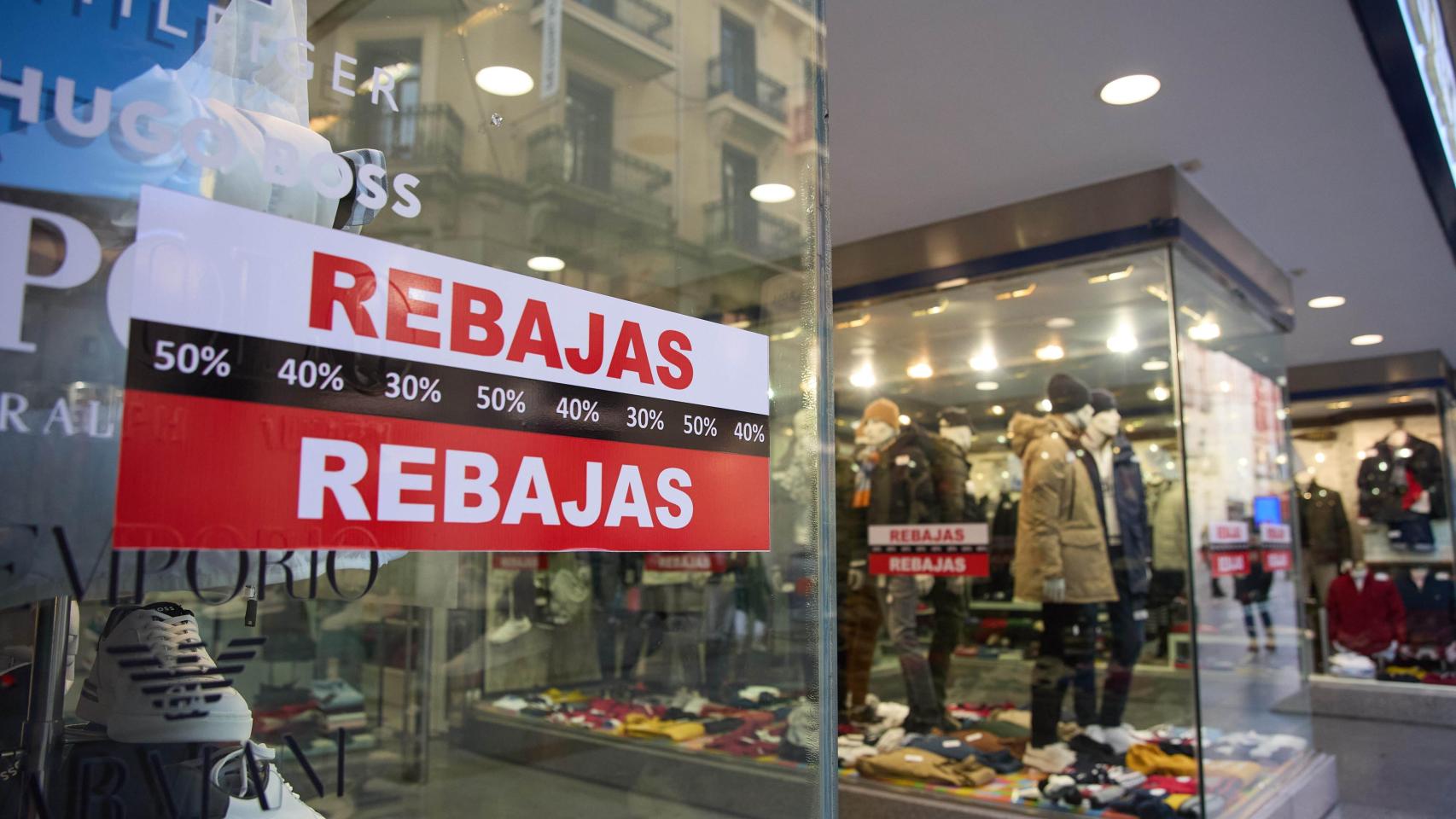 Imagen de un cartel de rebajas en el escaparate de una tienda en enero de 2025.