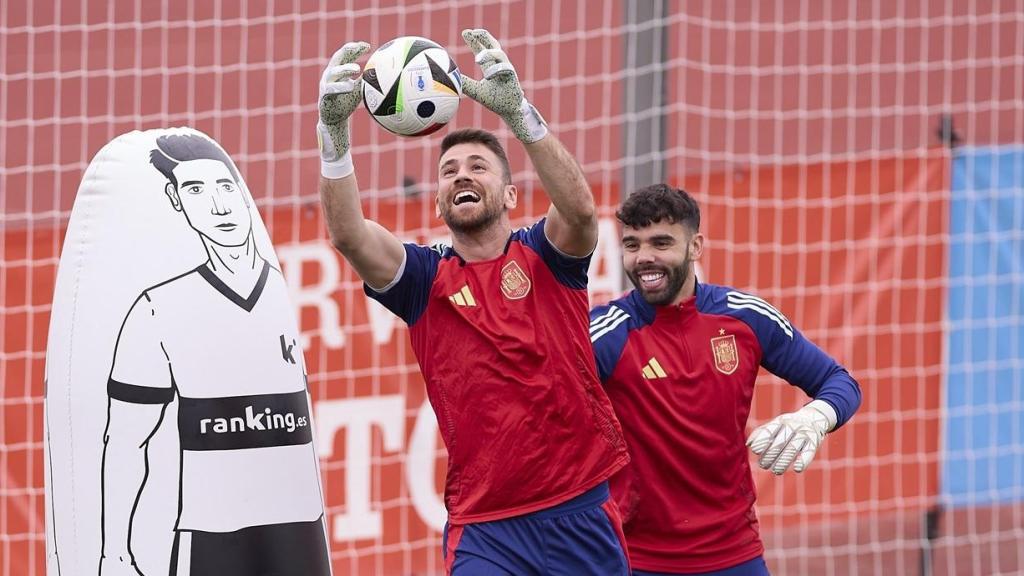 Unai Simón y David Raya, durante el entrenamiento de la selección