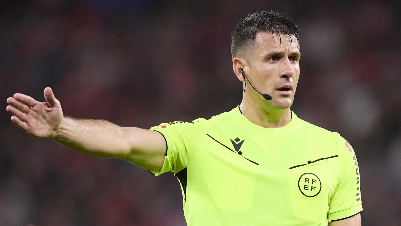 Isidro Díaz de Mera, arbitrando el Athletic Club - Getafe en La Liga.
