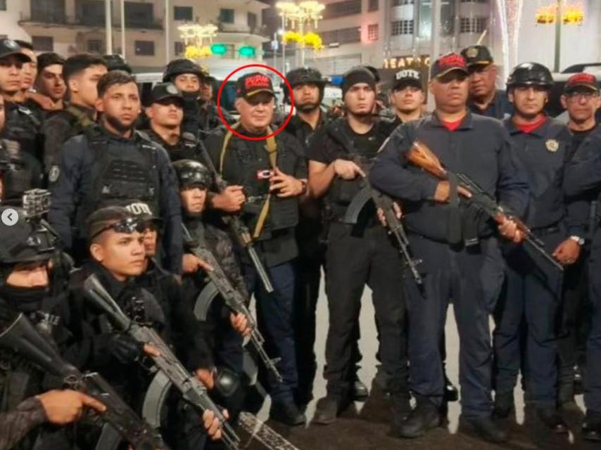 Diosdado Cabello junto a agentes de los cuerpos de seguridad ciudadana.