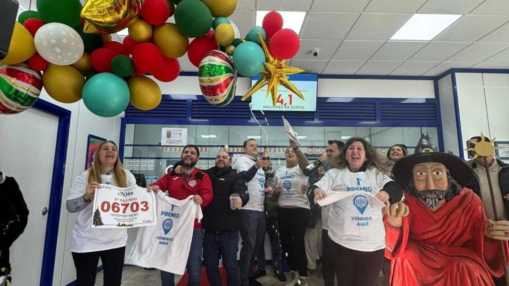 La alegría de la Administración Uno de Motilla de Palancar tras repartir 4 millones de euros del sorteo de 'El Niño'.