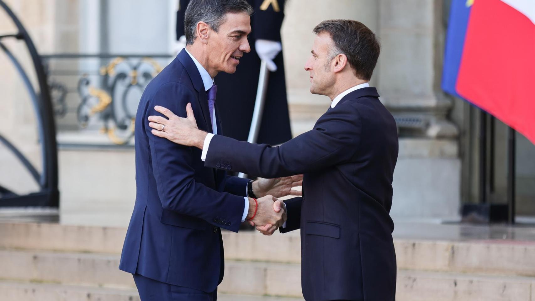 Pedro Sánchez junto a Emmanuel Macron este martes en París.