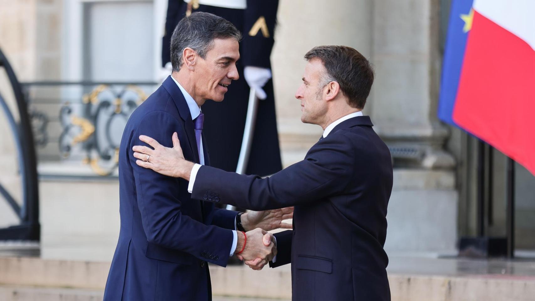 Pedro Sánchez junto a Emmanuel Macron este martes en París.