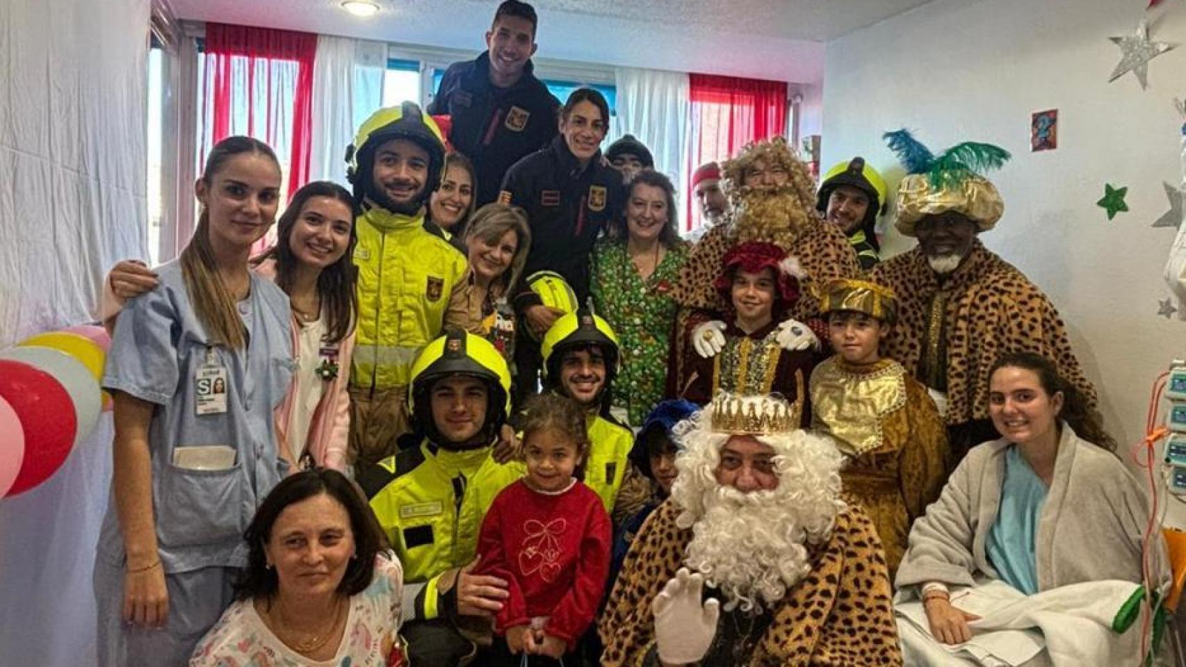 Los Reyes Magos, durante su visita al Hospital Infantil de Zaragoza.