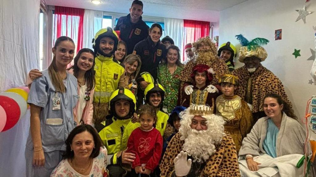 Los Reyes Magos, durante su visita al Hospital Infantil de Zaragoza.