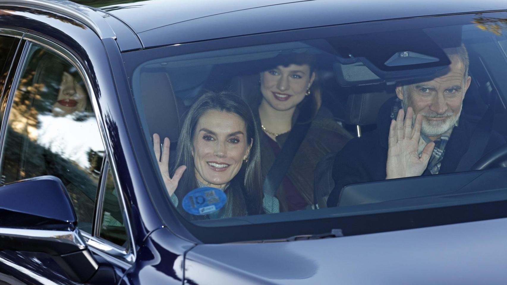 La Familia Real llegando a casa de Jesús Ortiz para tomar el roscón de Reyes.