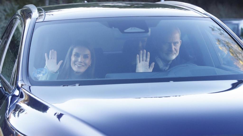 Los Reyes, sonrientes y cercanos, a su llegada a casa de Jesús Ortiz.